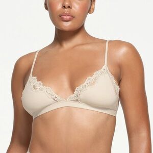 Skims Fits Everybody Lace Triangle Bralette Size Medium in Limited Edition Stone